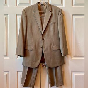 BLACK & WHITE HOUNDSTOOTH SUIT by JOS A BANK SIZE 42R